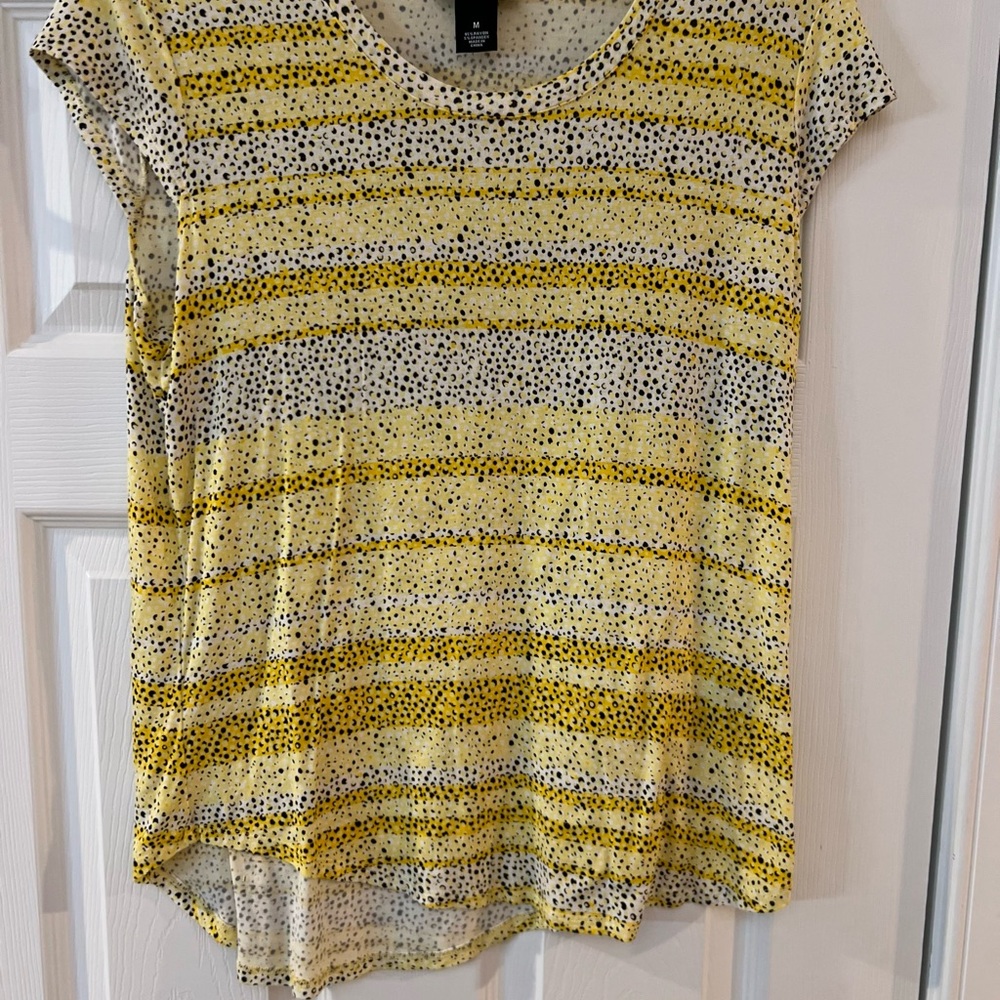 Ladies Size Medium "Nue Options" Yellow and Black Dotted Short Sleeve Top GUC ❤️